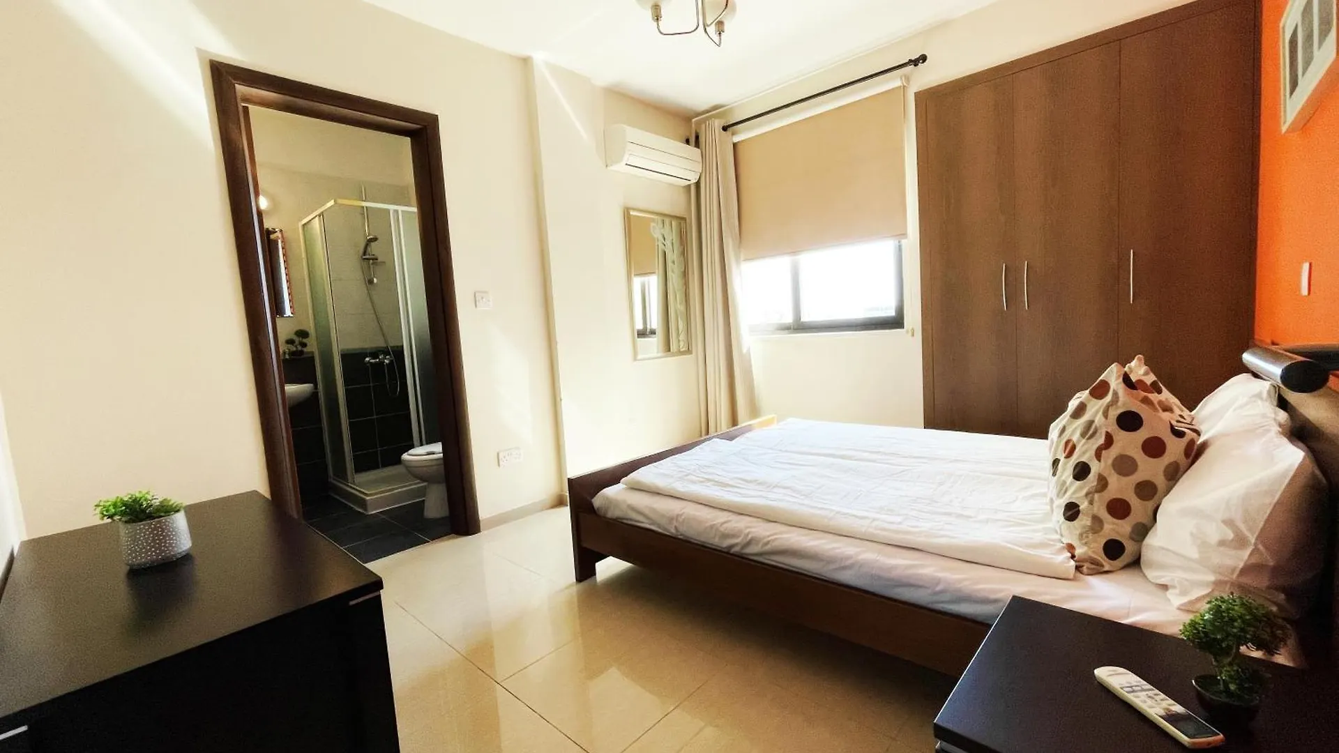 Central Apartment Close To St Lazarus And Finikoudes Beach With Private Parking And Balcony Larnaca