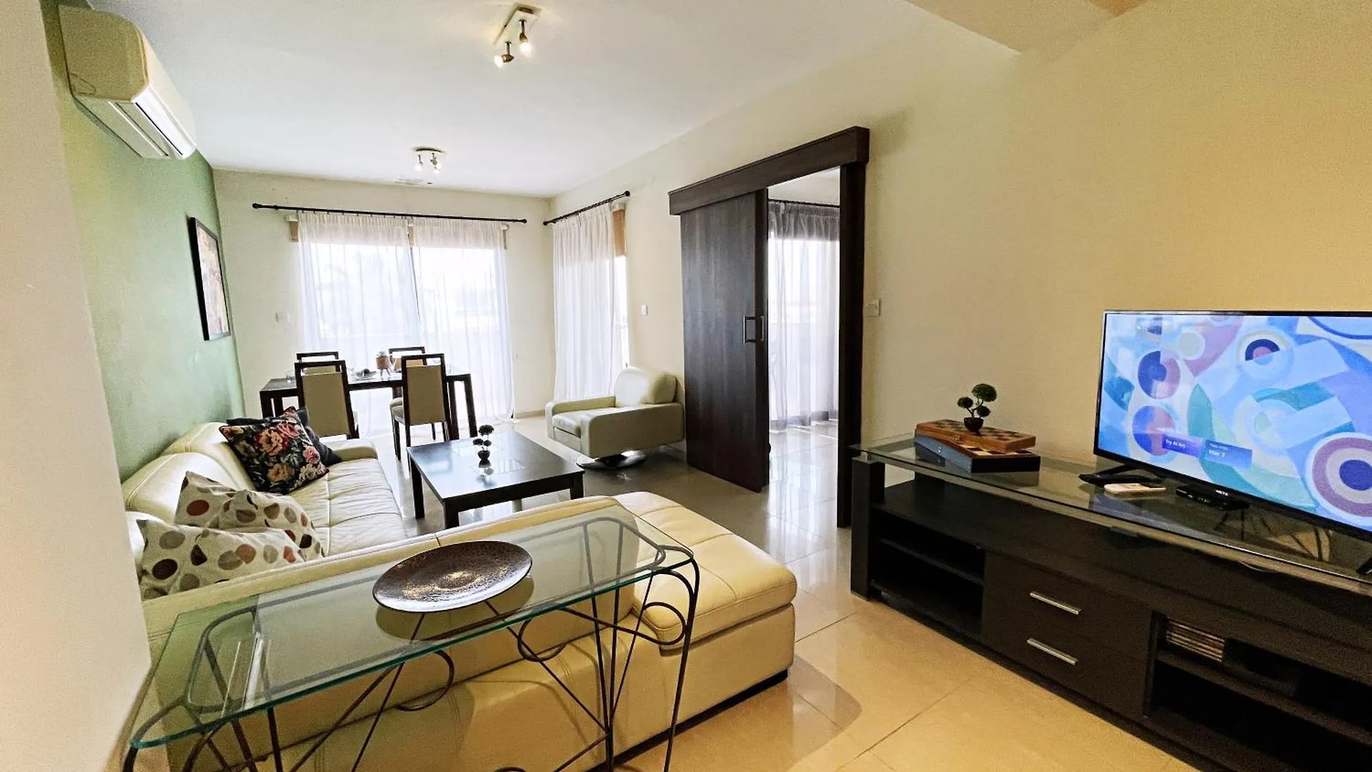 Central Apartment Close To St Lazarus And Finikoudes Beach With Private Parking And Balcony Larnaca